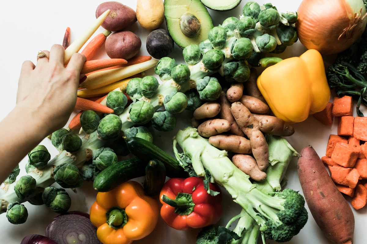 Bowl con verdure colorate e proteine